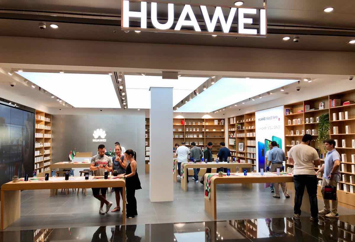 Купить huawei в магазине. Huawei магазин. Shop in shop Huawei. 1 Huawei магазин. Хуавей магазины фото.